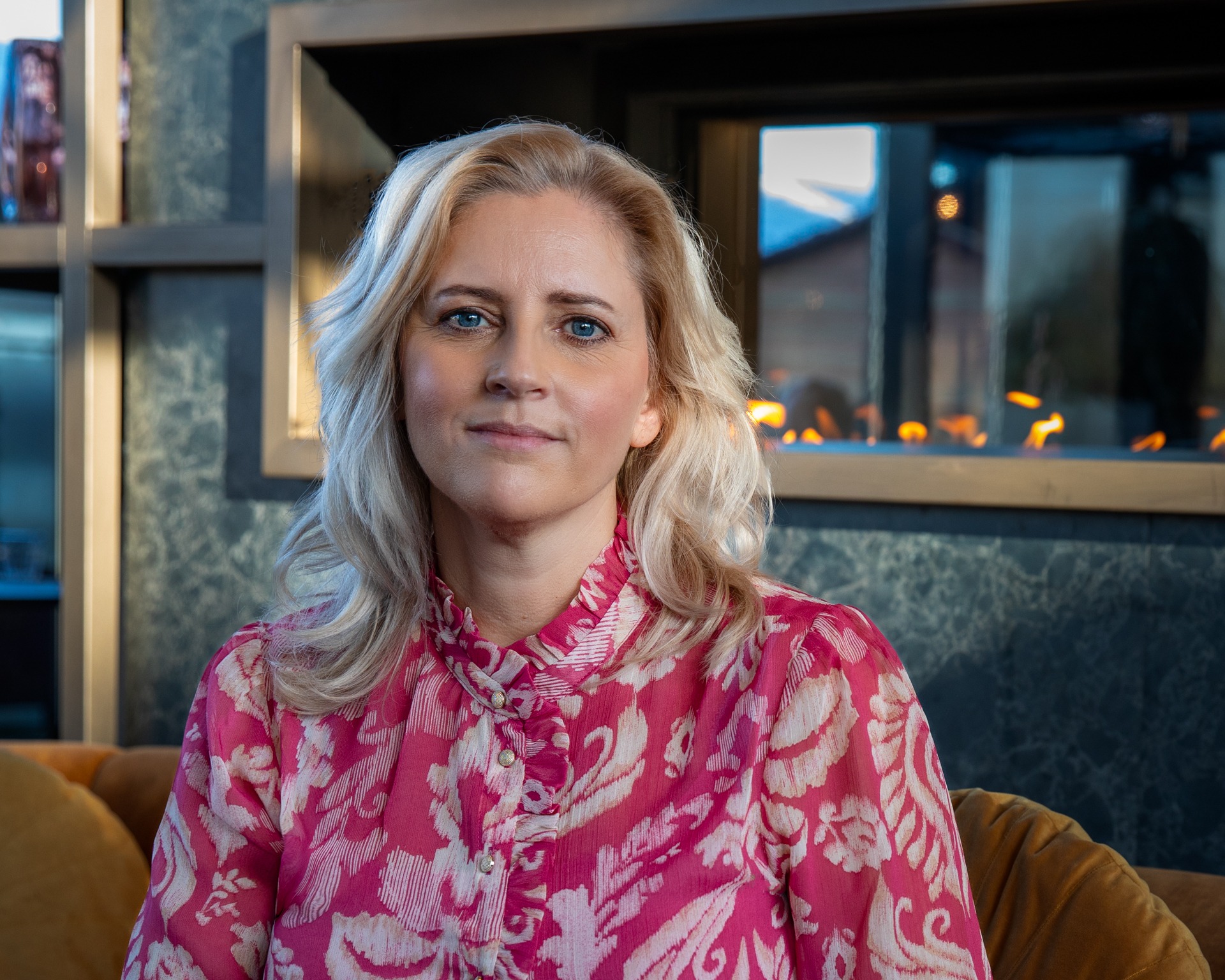 Uitvaartbegeleider Edith in rode blouse