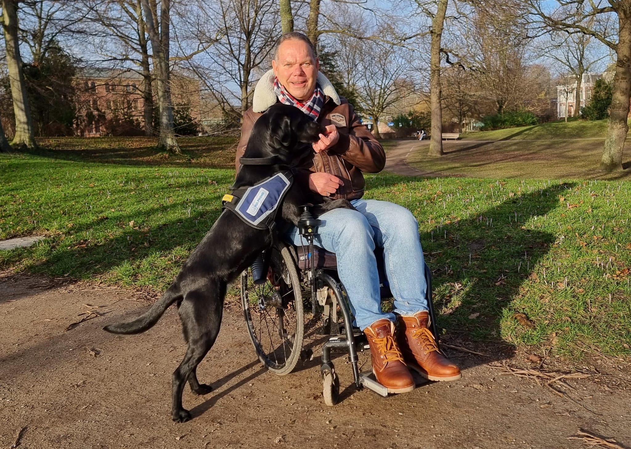 Man met hulphond