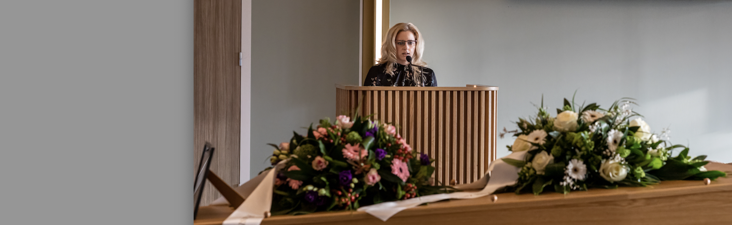 Uitvaartbegeleider Edith achter het spreekgestalte